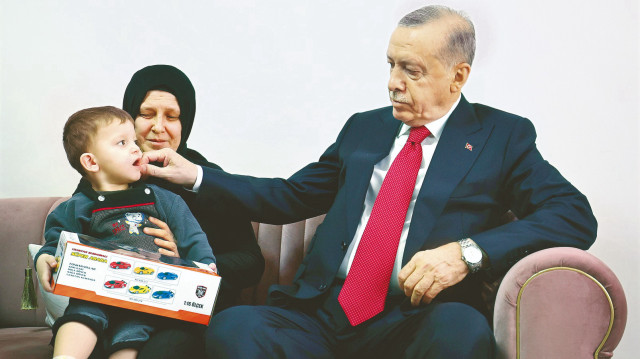 Erdoğan, Karesi’deki mühimmat fabrikasında meydana gelen patlama ve çökme nedeniyle hayatını kaybeden Muhammet Ergin ile Enes Kırmızı’nın ailelerini ziyaret etti.