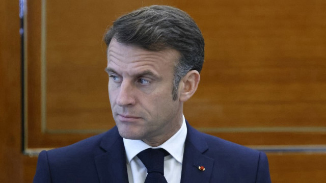 Le président français Emmanuel Macron regarde pendant une conférence de presse, le 21 décembre 2024.