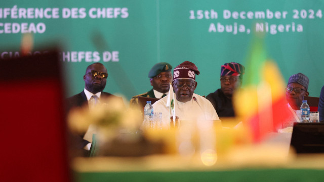 Le président du Nigeria et de la Communauté économique des États de l'Afrique de l'Ouest (CEDEAO), Bola Ahmed Tinubu, s'exprime lors de la 66e session ordinaire de l'Autorité des chefs d'État et de gouvernement de la CEDEAO, à Abuja, le 15 décembre 2024. Les dirigeants ouest-africains du groupe régional de la CEDEAO se sont réunis le 15 décembre 2024 pour un sommet avec trois nations membres dirigées par des gouvernements militaires sur le point de quitter le bloc.