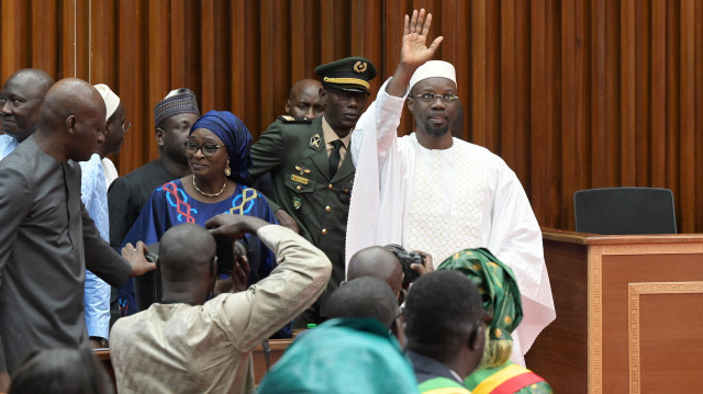 Le Premier ministre sénégalais Ousmane Sonko (à droite) arrive pour prononcer son discours de politique générale à l'Assemblée nationale à Dakar, le 27 décembre 2024. Le Premier ministre sénégalais Ousmane Sonko a déclaré le 27 décembre 2024 que son gouvernement présenterait un projet de loi visant à abroger une loi de l'ancien président Macky Sall amnistiant les auteurs de violences politiques meurtrières.