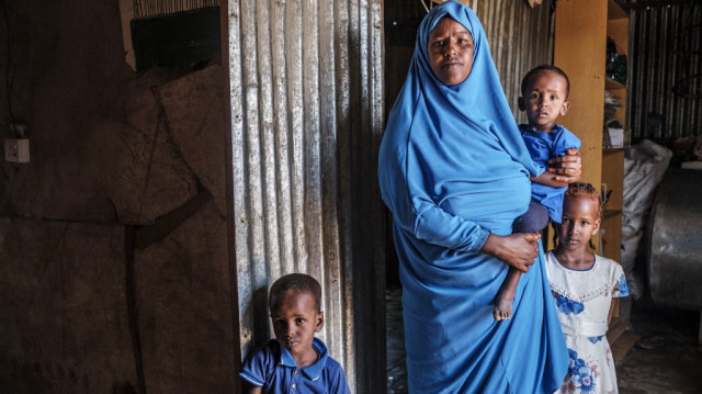 Uba Adan Jama, 40 ans et mère de 10 enfants, se tient devant sa maison dans un camp informel de personnes déplacées à l'intérieur du pays dans la périphérie de la ville de Hargeisa, Somaliland, le 16 septembre 2021.