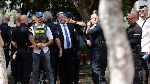 Le ministre israélien de la sécurité nationale, Itamar Ben Gvir, entouré de gardes du corps et d'officiers de police, dans la banlieue sud de Tel Aviv, le 4 août 2024. 