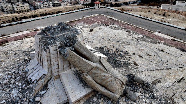 Cette vue aérienne montre les vestiges d'un monument détruit à la mémoire du président syrien Hafez al-Assad, père du président déchu Bachar al-Assad décédé en 2000, à Deir Attiyah, dans la campagne de Damas, le 28 décembre 2024. Le monument de Deir Attiyah était la plus grande statue de Hafez al-Assad jusqu'à ce qu'elle soit détruite le 8 décembre après que Bachar al-Assad a fui le pays et que les rebelles se sont emparés de la capitale Damas.