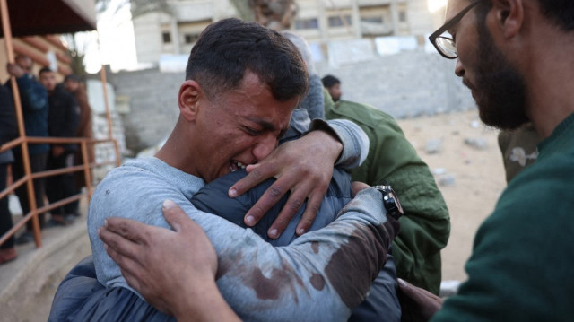 Un Palestinien pleure un membre de sa famille, tué lors d'une frappe israélienne, à l'hôpital Nasser de Khan Yunis, dans le sud de la bande de Gaza, le 28 décembre 2024.