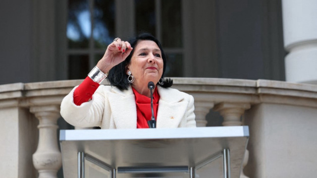 La présidente géorgienne sortante, Salomé Zourabichvili, s'adresse au public lors d'une réunion précédant l'investiture du président géorgien élu, Mikheil Kavelashvili, à Tbilissi, le 29 décembre 2024. 