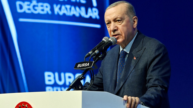 Le président turc Recep Tayyip Erdogan prononce un discours lors de la 49e cérémonie de remise des prix de la Chambre de commerce et d'industrie de Bursa (BTSO) pour la valeur ajoutée à l'économie au Centre culturel et de congrès Merinos Ataturk à Bursa, en Türkiye, le 28 décembre 2024.