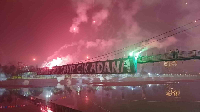 Taraftarlar, 'Demirspor'a sahip çık Adana' pankartı astı.