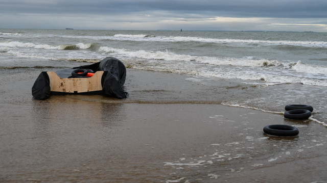 Des gilets de sauvetage, des bouées et un bateau gonflable dégonflé sont visibles après l'échec d'une tentative de migrants de traverser illégalement la Manche pour atteindre la Grande-Bretagne, sur la plage de Sangatte, près de Calais, dans le nord de la France, le 4 décembre 2024.