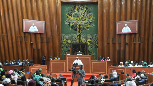 Le Premier ministre sénégalais Ousmane Sonko (C) s'adresse aux législateurs lors de son discours de politique générale à l'Assemblée nationale à Dakar, le 27 décembre 2024. Le Premier ministre sénégalais Ousmane Sonko a déclaré le 27 décembre 2024 que son gouvernement présenterait un projet de loi visant à abroger une loi de l'ancien président Macky Sall amnistiant les auteurs de violences politiques meurtrières.