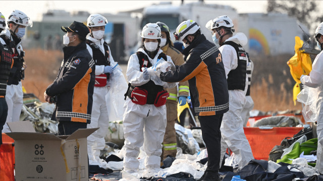 Des pompiers et du personnel de secours travaillent près du lieu où un Boeing 737-800 de Jeju Air s'est écrasé et a pris feu à l'aéroport international de Muan, dans la province de South Jeolla, à quelque 288 kilomètres au sud-ouest de Séoul, le 29 décembre 2024. Un avion de Jeju Air transportant 181 personnes de Bangkok vers la Corée du Sud s'est écrasé à son arrivée le 29 décembre, percutant une barrière et prenant feu. Seuls deux survivants ont été secourus à ce jour et la mort de 120 personnes a été confirmée.