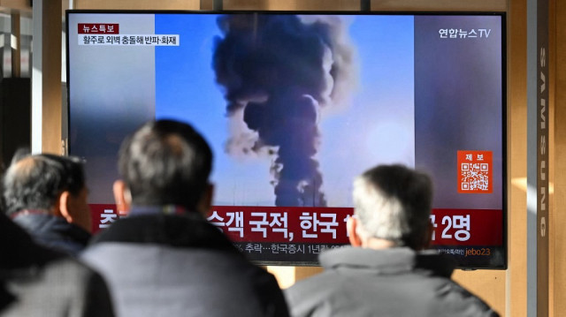 Des personnes regardent un écran de télévision diffusant des images de l'accident d'un avion à l'aéroport international de Muan, dans une gare de Séoul, le 29 décembre 2024. 