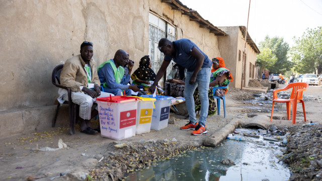 Un électeur vote dans un bureau de vote à N'Djamena le 29 décembre 2024 lors des élections locales, provinciales et législatives. Le Tchad se rend aux urnes dimanche pour des élections législatives, provinciales et locales qui sont présentées par le gouvernement comme la dernière étape d'une transition politique après trois ans de régime militaire, mais qui sont boycottées par l'opposition. Ce boycott laisse le champ libre aux candidats alignés sur le maréchal Mahamat Idriss Itno, porté au pouvoir par les militaires en 2021, puis légitimé lors d'une élection présidentielle en mai dernier que les candidats de l'opposition ont dénoncée comme frauduleuse.