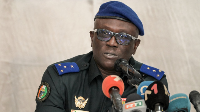 Le chef d'état-major de l'armée ivoirienne, le général Lassina Doumbia, s'adresse aux parents des 49 soldats ivoiriens détenus au Mali, à Abidjan le 3 août 2022. Les discussions sur le rapatriement des 49 soldats ivoiriens détenus au Mali sont en cours, mais tout résultat "pourrait prendre du temps", a déclaré un porte-parole du gouvernement de la Côte d'Ivoire. La Côte d'Ivoire affirme que les soldats ont été injustement détenus à l'aéroport de Bamako le 10 juillet, après avoir été envoyés en renfort pour la mission de maintien de la paix de l'ONU au Mali, la MINUSMA. 