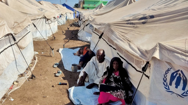 Des Soudanais qui ont fui l'escalade de la violence dans l'État d'Al-Jazira se reposent dans un camp pour personnes déplacées dans la ville orientale de Gedaref, le 23 novembre 2024.