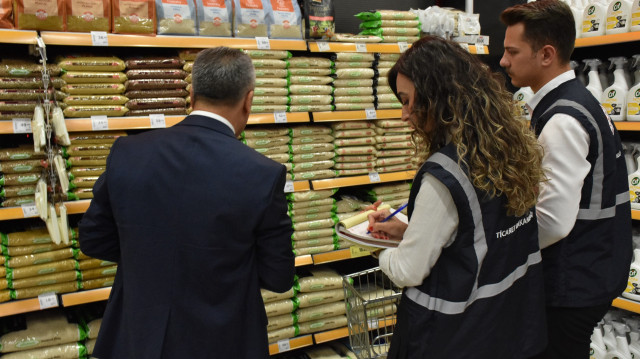 Ticaret Bakanlığı, gıda ve temel ihtiyaç ürünlerinde fahiş fiyat denetimlerini arttırdığını duyurdu.