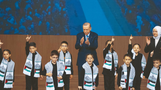 İşitme engelli çocuklar, Gazze'de yaşanan insanlık dramını vurgulamak amacıyla "Ses Ver" şarkısını işaret diliyle seslendirdi. Cumhurbaşkanı Erdoğan da sahnede çocuklara eşlik etti.