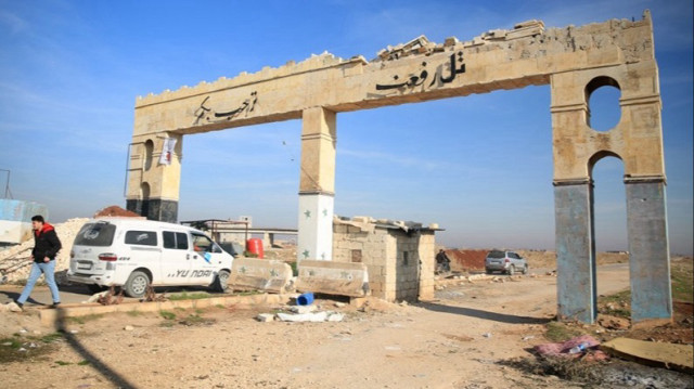 Des voitures sont entrées dans la ville de Tall Rifaat, dans le nord de la Syrie, le 02 décembre 2024.