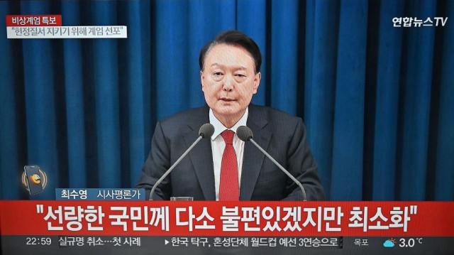 Un écran de télévision montre une retransmission du président sud-coréen Yoon Suk Yeol prononçant un discours sur la loi martiale d'urgence, à Goyang, au nord-ouest de Séoul, le 3 décembre 2024.