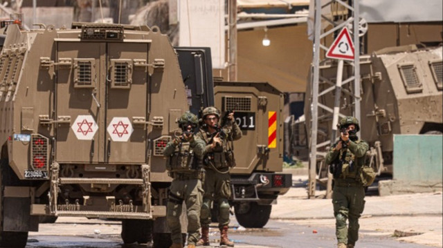 Des soldats de l'armée d'occupation prennent position lors d'un raid en Palestine occupée.