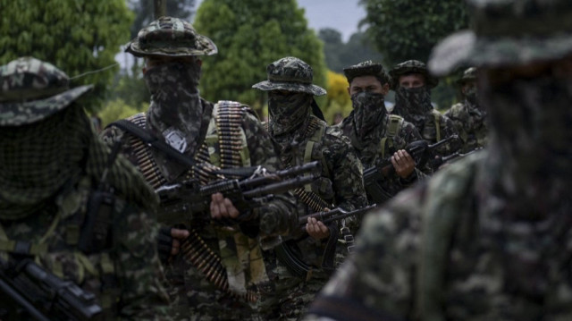 Des membres du groupe dissident Segunda Marquetalia des FARC défilent à Llorente, une zone rurale de la ville portuaire de Tumaco, dans le département de Nariño, en Colombie, le 31 août 2024.