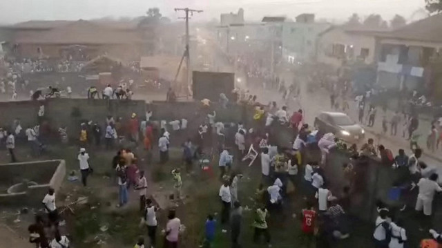La Guinée annonce trois jours de deuil suite à la mort tragique de 56 personnes dans une bousculade lors d'un match de football en hommage au chef de l'État, Mamadi Doumbouya, le 1er décembre 2024.