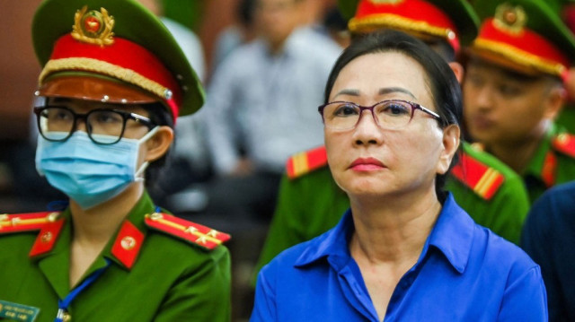 Le magnat de l'immobilier vietnamien Truong My Lan (C) regarde le tribunal à Ho Chi Minh Ville le 4 novembre 2024.