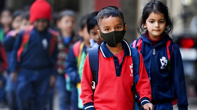 Des enfants rentrent chez eux après l'école à New Delhi, le 3 décembre 2024.