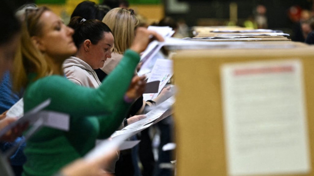 Les bulletins de vote comptés au centre RDS de Dublin, lors du deuxième jour de dépouillement des élections générales irlandaises, le 1er décembre 2024.