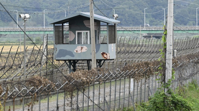 Un poste de garde militaire sud-coréen est vu depuis le parc de la paix Imjingak près de la zone démilitarisée (DMZ) qui divise les deux Corées à Paju.