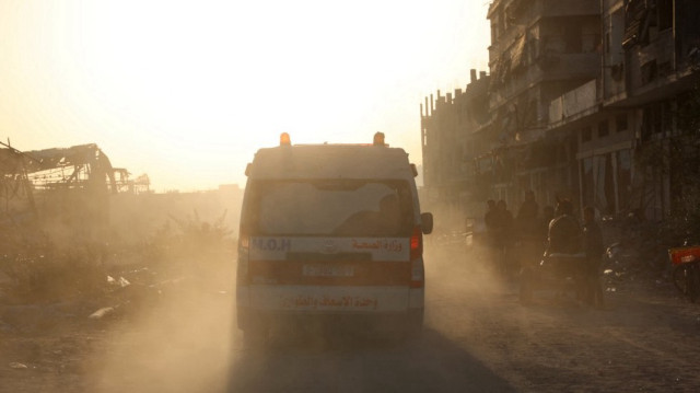 Des ambulances transportent des blessés palestiniens de l'hôpital Kamal Adwan à l'hôpital Al-Shifa dans la ville de Gaza.