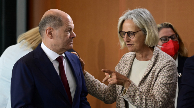 Le chancelier allemand Olaf Scholz s'entretient avec la porte-parole adjointe du gouvernement Christiane Hoffmann, avant le début de la réunion hebdomadaire du cabinet, le 6 juillet 2022 à la Chancellerie à Berlin.