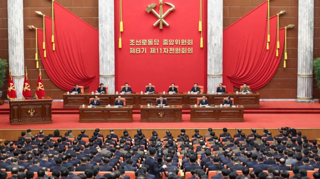 Le dirigeant nord-coréen Kim Jong Un s'exprimant lors de la réunion élargie de la onzième réunion plénière du huitième comité central à Pyongyang, entre le 23 et le 27 décembre 2024.