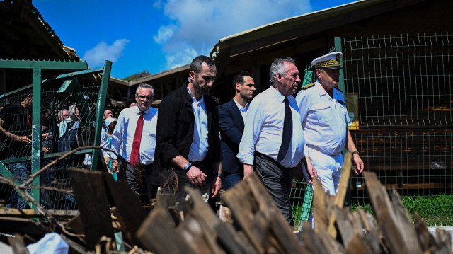 Le Premier ministre français François Bayrou (2ème à droite) marche à côté du préfet de Mayotte, François-Xavier Bieuville (à droite) lors d'une visite à Mamoudzou, sur le territoire français de Mayotte dans l'océan Indien, le 30 décembre 2024.