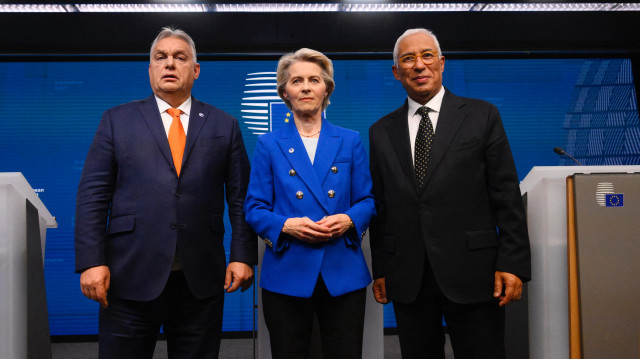 Le Premier ministre hongrois Viktor Orban (gauche), la présidente de la Commission européenne Ursula von der Leyen (centre) et le président du Conseil européen Antonio Costa (droite), après une conférence de presse lors de la réunion du Conseil européen à Bruxelles, le 19 décembre 2024.