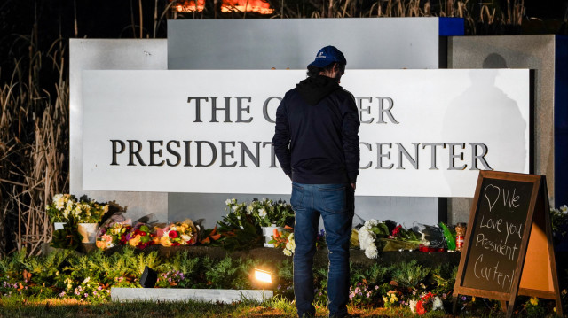 Un visiteur devant un mémorial au Centre Présidentiel Carter, le 29 décembre 2024 à Atlanta, Géorgie, après la mort de Jimmy Carter.