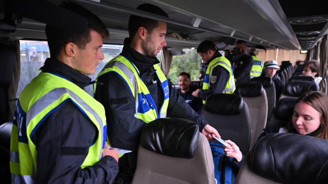 Des policiers allemands contrôlent les documents d'identité des passagers d'un bus longue distance à la frontière franco-allemande à Kehl, dans l'ouest de l'Allemagne, le 16 septembre 2024.