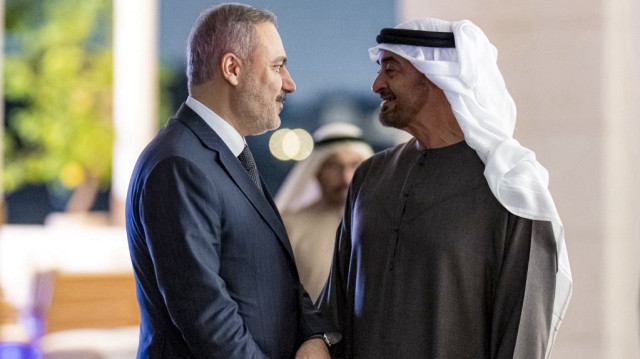 Le président des Émirats arabes unis, Sheikh Mohamed bin Zayed al-Nahyan (à droite), rencontrant le ministre turc des Affaires étrangères, Hakan Fidan. 