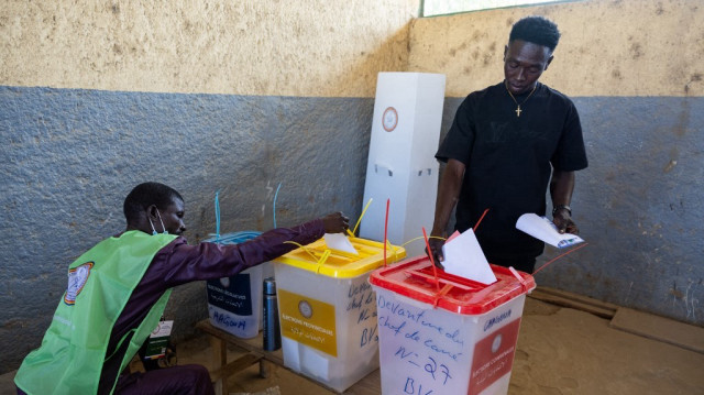 Un électeur vote dans un bureau de vote à N'Djamena le 29 décembre 2024 lors des élections locales, provinciales et législatives. 