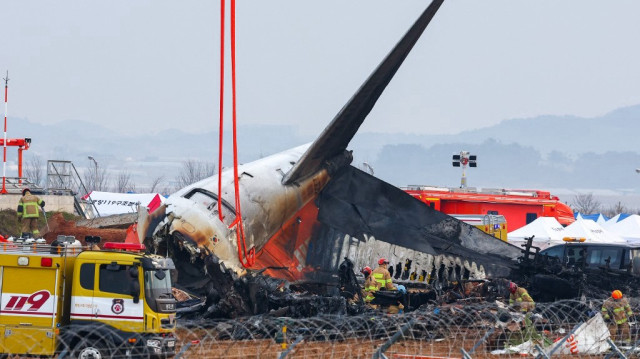 Des équipes de récupération travaillent sur les lieux où un Boeing 737-800 de Jeju Air s'est écrasé et a pris feu à l'aéroport international de Muan, à environ 288 kilomètres au sud-ouest de Séoul, le 30 décembre 2024.