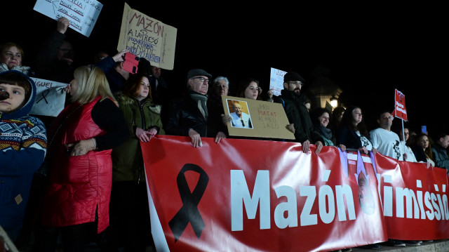 Des manifestants lors d'une marche à Valence, le 29 décembre 2024, pour demander la démission du président de la région de Valence, Carlos Mazon.