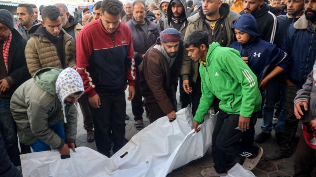 Les corps des personnes tuées lors d'une frappe israélienne sur le camp de réfugiés d'al-Meghazi, dans le centre de la bande de Gaza.