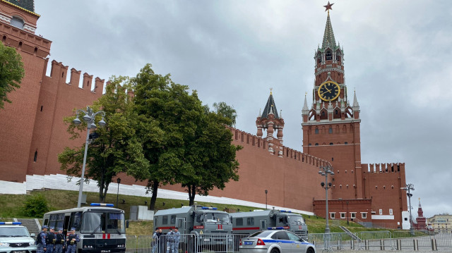 Des agents des forces de l'ordre patrouillent devant la tour Spasskaya à Moscou, le 24 juin 2023.