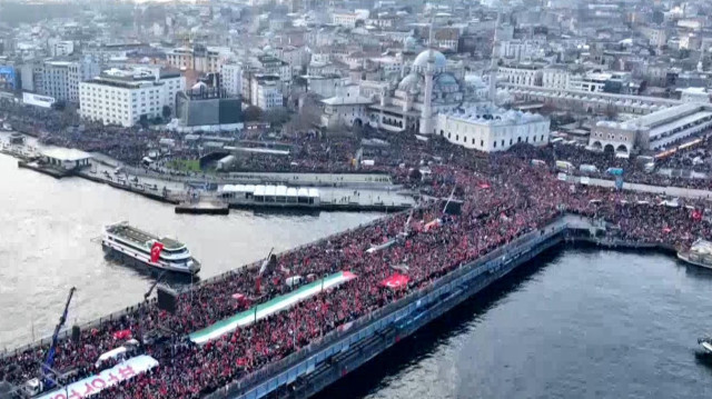 Manifestation en soutien à la Palestine sur le pont de Galata, à Istanbul, sous la direction de la Plateforme de la Volonté Nationale, le 1er janvier 2023.