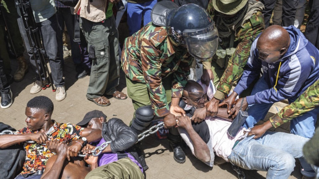 La police anti-émeute tente de disperser et d'arrêter les manifestants accroupis au sol lors des manifestations pour demander la libération des personnes qui auraient été enlevées par les agences de sécurité de l'État à Nairobi, le 30 décembre 2024. 