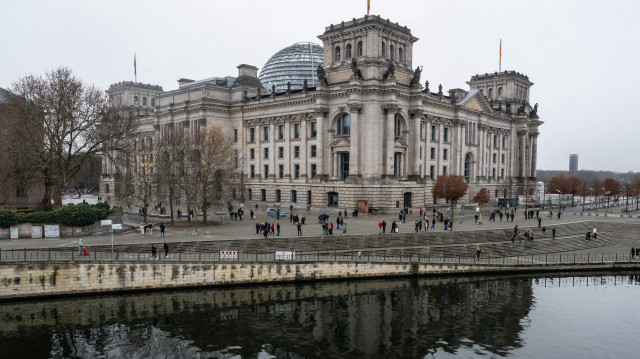 Le bâtiment du Reichstag, abritant la chambre basse du parlement allemand (Bundestag), derrière la rivière Spree à Berlin, le 27 décembre 2024. 