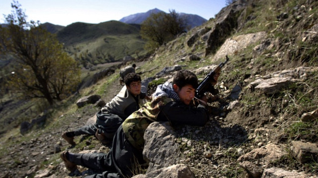 Des guérilleros du PKK prennent position lors d'une patrouille dans un col de montagne le long de la frontière entre l'Irak et l'Iran, dans les montagnes.