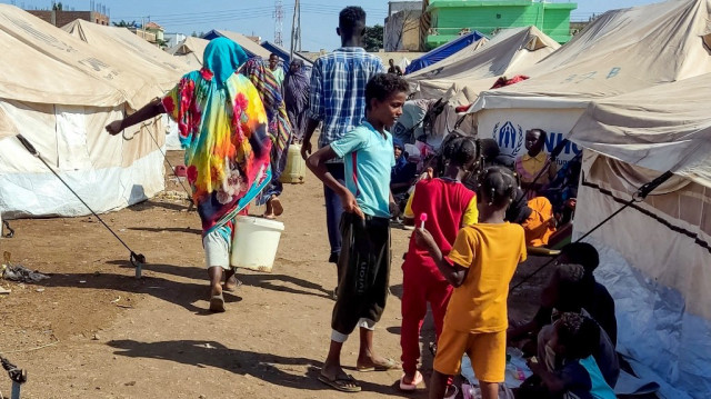 Des Soudanais qui ont fui l'escalade de la violence dans l'Etat d'Al-Jazira sont photographiés dans un camp pour personnes déplacées dans la ville orientale de Gedaref, le 23 novembre 2024. 