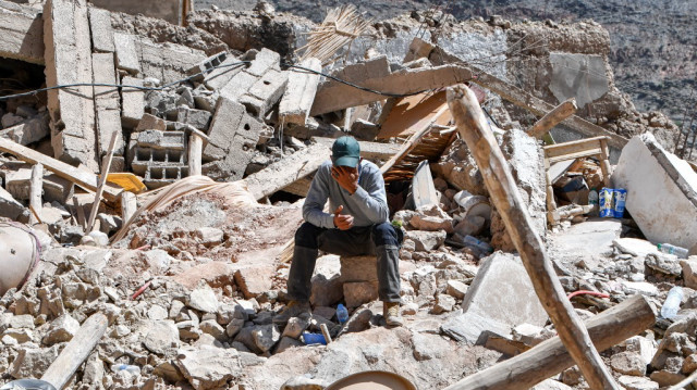 Un habitant pleure pendant les opérations de recherche dans le village d'Imi N'Tala, le 17 septembre 2023, après le puissant tremblement de terre de magnitude 6,8.  