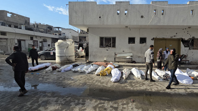 Corps de victimes palestiniennes gisant dans la cour de l'hôpital Kamal Adwan à Beit Lahia, dans le nord de la bande de Gaza, suite aux frappes israéliennes autour du complexe médical, le 6 décembre 2024.