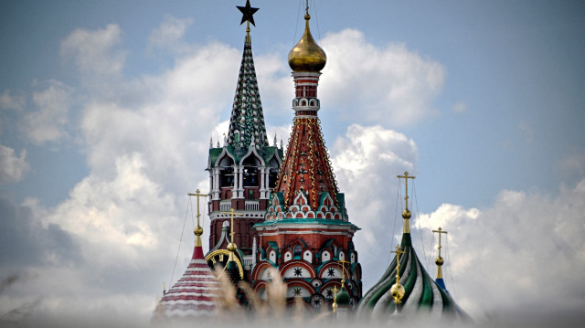 La tour Spasskaya du Kremlin (à gauche) et la cathédrale Saint-Basile dans le centre de Moscou, le 23 juillet 2024.